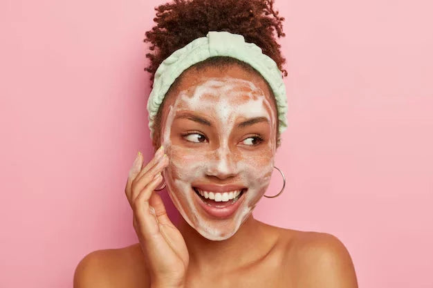 Femme appliquant un masque hydratant sur le visage, geste de soin hebdomadaire adapté au climat hivernal québécois Idoine Bio