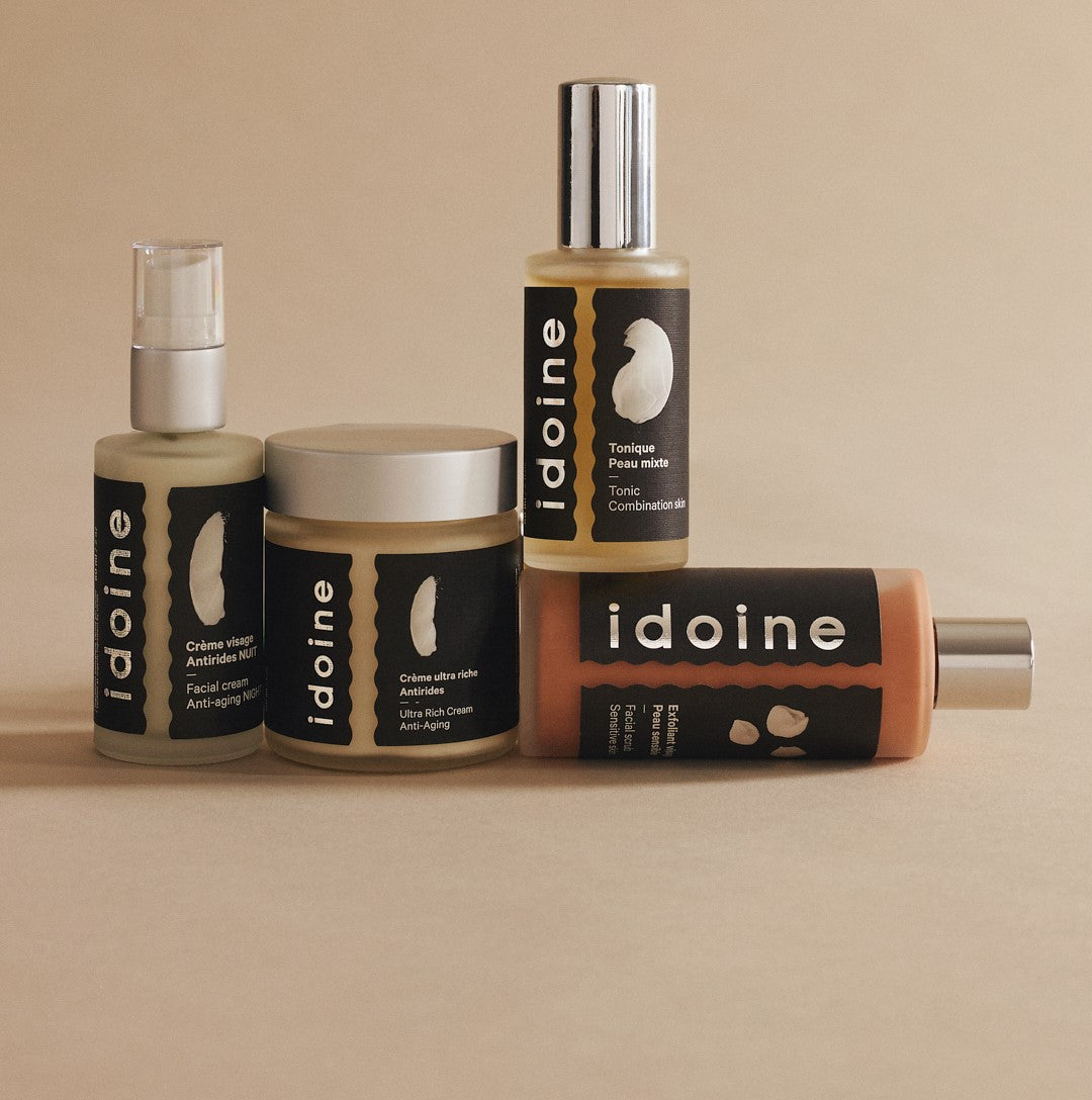 Texture crémeuse d'un soin Idoine appliquée sur la peau, illustrant son onctuosité et son effet nourrissant pour une hydratation en profondeur.