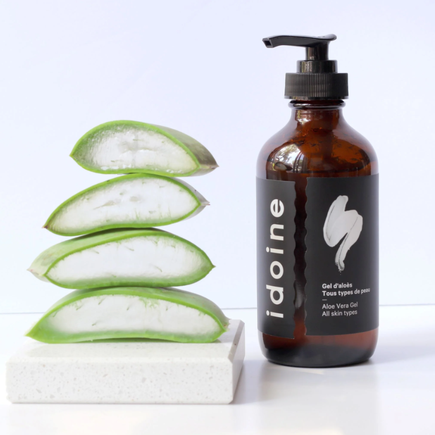 Gel d'aloès Idoine dans un flacon en verre ambré, accompagné de tranches d'aloès, mettant en avant ses bienfaits hydratants et apaisants.