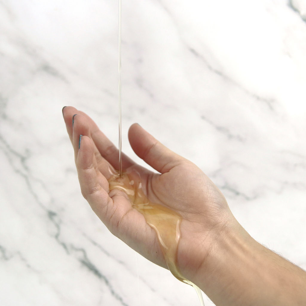 Huile de Moringa Idoine Bio, un soin naturel nourrissant et hydratant pour la peau, enrichi en antioxydants et en vitamines essentielles.