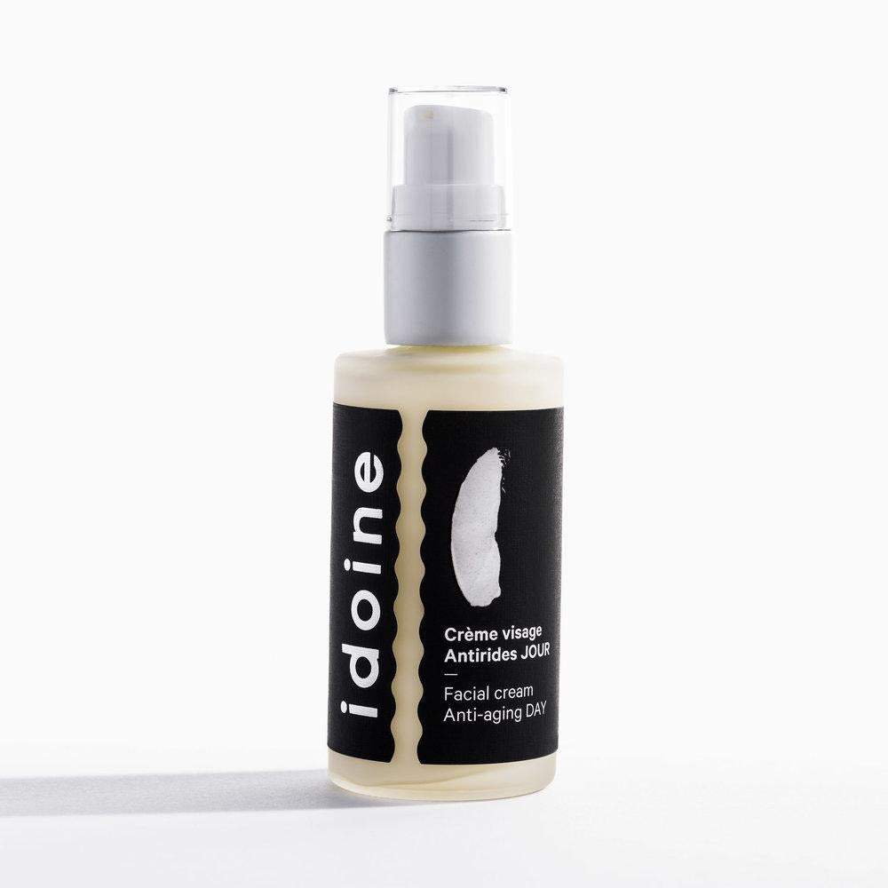 Crème de jour antirides Idoine Bio, dans son flacon pompe en verre, un soin biologique fabriqué au Québec pour la peau mature.