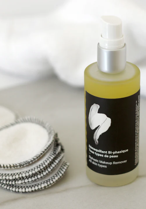 Démaquillant biphasique pour tous types de peau avec disques réutilisables en coton.