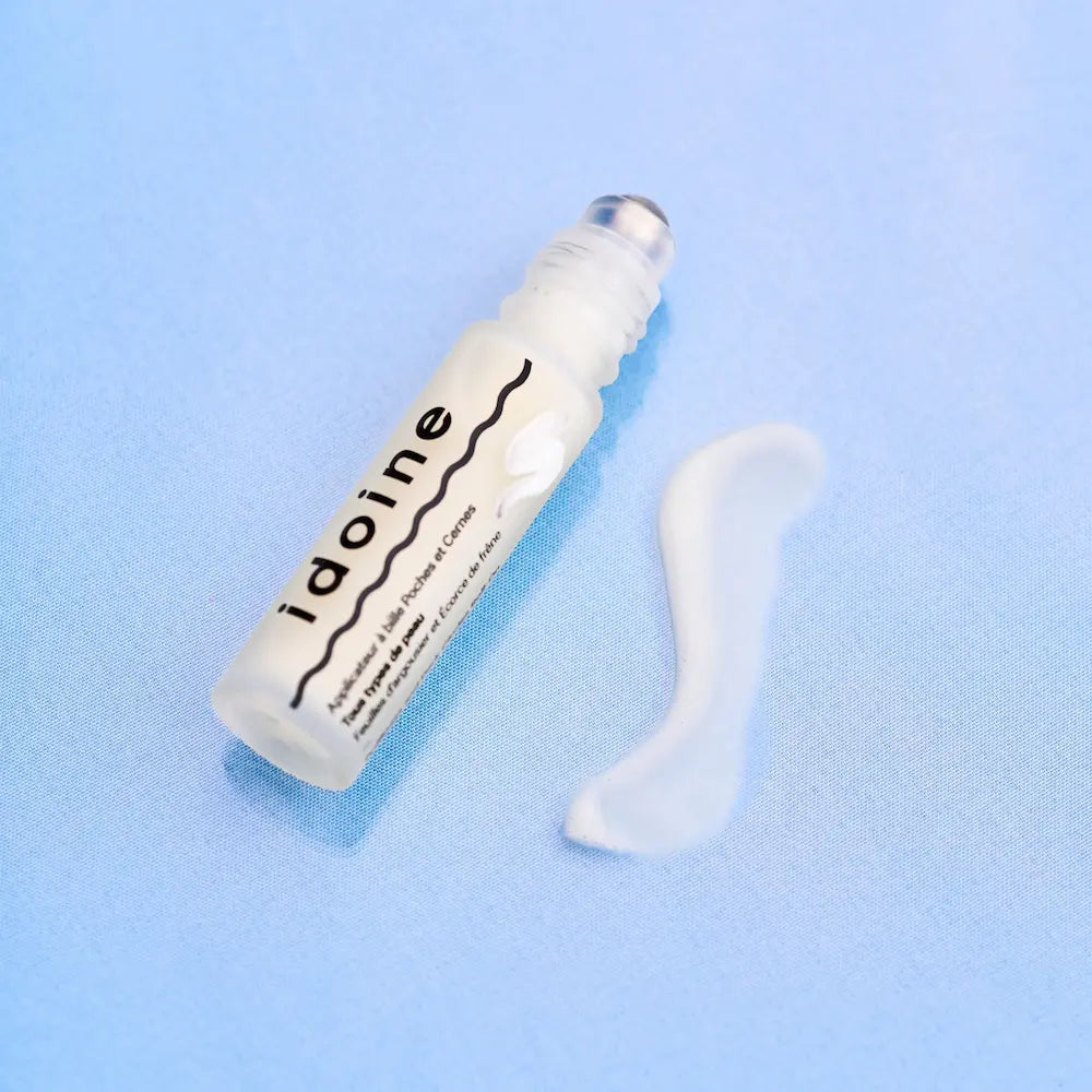  Applicateur à bille Idoine Bio anti-cernes et anti-poches, texture gel légère sur fond bleu, tous types de peau